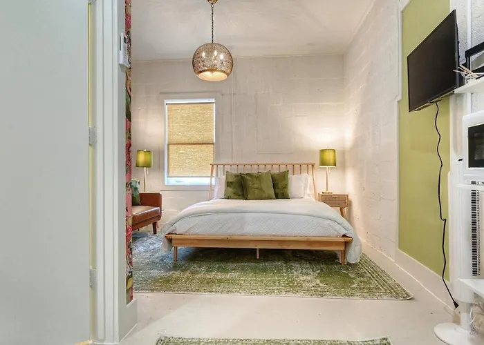 Room 7 Oleander Hotel Walk To Cruise Terminal, Restaurants & The Strand