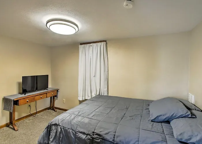 Dtwn Sheboygan Apt Above Local Bar!