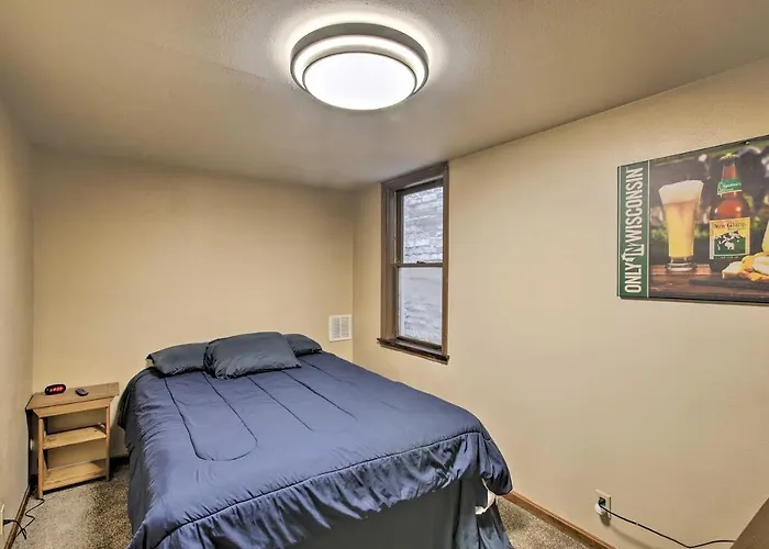 Dtwn Sheboygan Apt Above Local Bar!