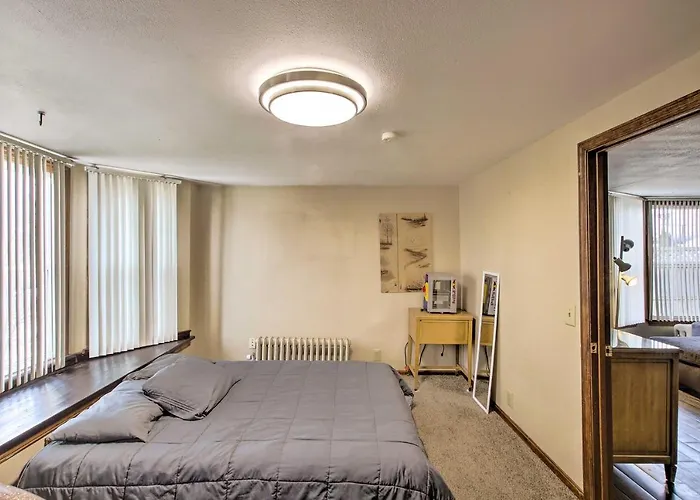 Dtwn Sheboygan Apt Above Local Bar!