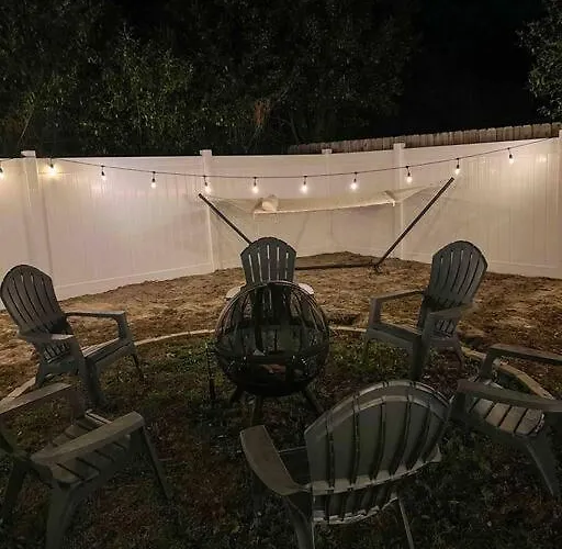 House Of Manatees-Entire House With Yard, Fire Pit, Dog Friendly