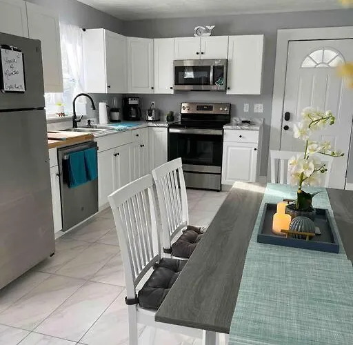 House Of Manatees-Entire House With Yard, Fire Pit, Dog Friendly