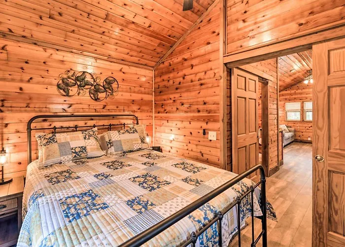 Charming New Bern Log Cabin - Pets Welcome!