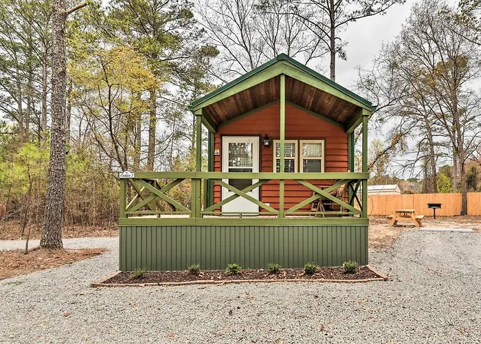 Charming New Bern Log Cabin - Pets Welcome!