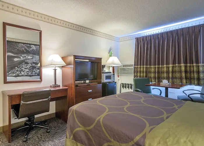 Super 8 By Wyndham Colorado Springs/Chestnut Street