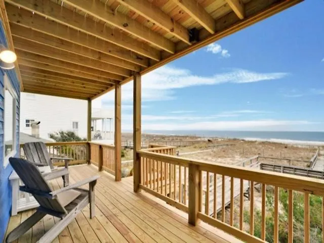 Sea Haven: Oceanfront Family Retreat with Private Deck