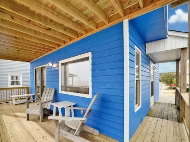 Sea Haven: Oceanfront Family Retreat with Private Deck