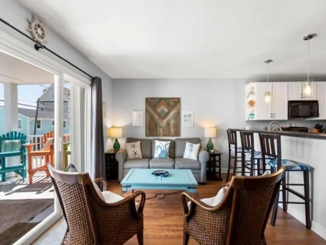 Laid Back By The Sea - Steps From The Beach With Amazing Ocean Views, Parking For 2 Included, Condo