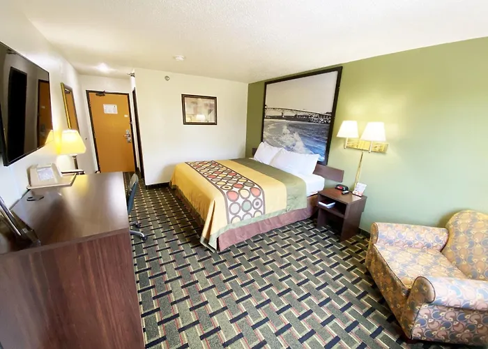 Super 8 By Wyndham Newport News/Jefferson Ave.