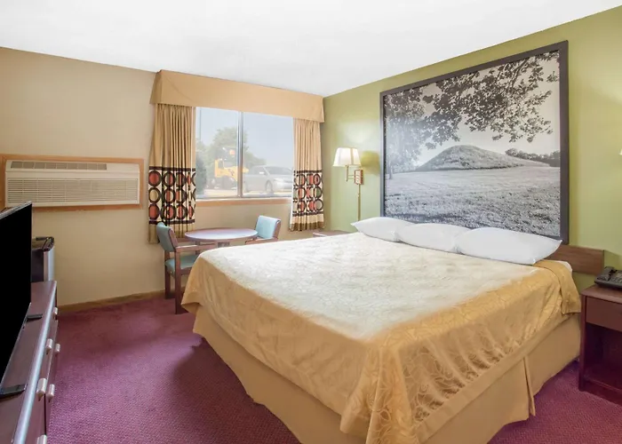 Super 8 By Wyndham Normal Bloomington