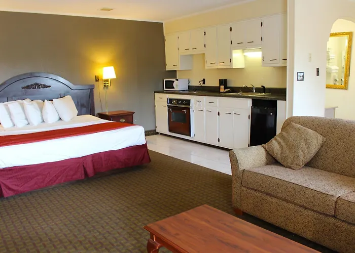 Lake View Inn & Suites