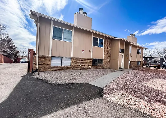 Lovely 2 Bedroom! Close To All In A 4Plex