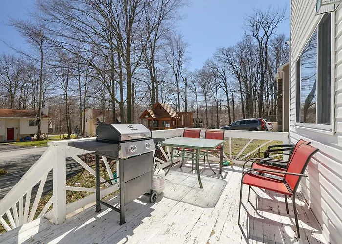 Cozy Poconos Mountain House With 3 Bedrooms
