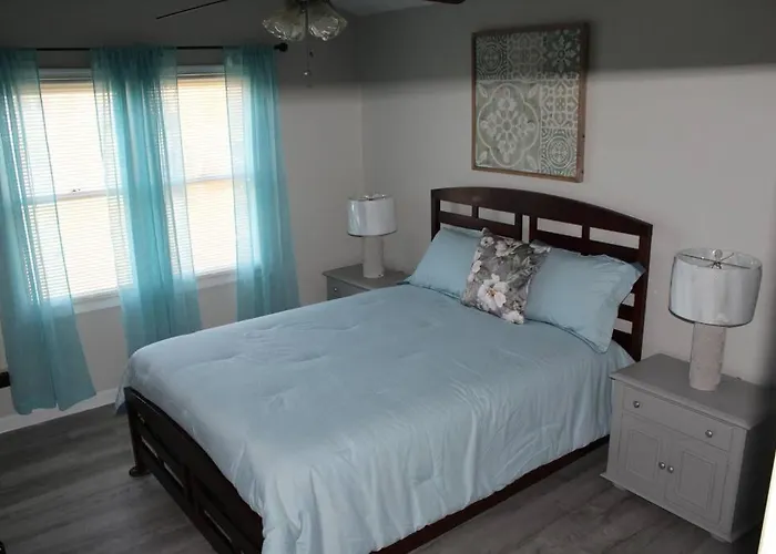 Cheerful 2-Bedroom, 2 Bath With Private Parking