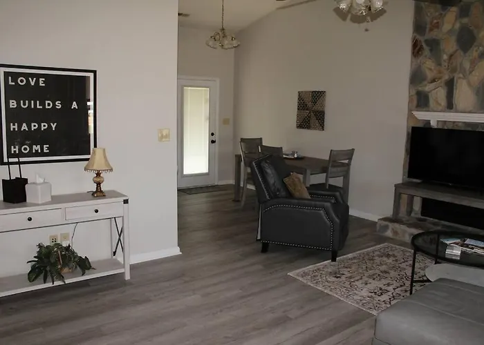 Cheerful 2-Bedroom, 2 Bath With Private Parking