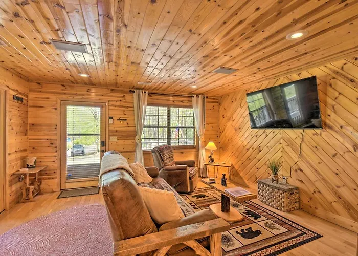 Cozy Hiawassee Cabin W/ Fire Pit & Mtn Views!