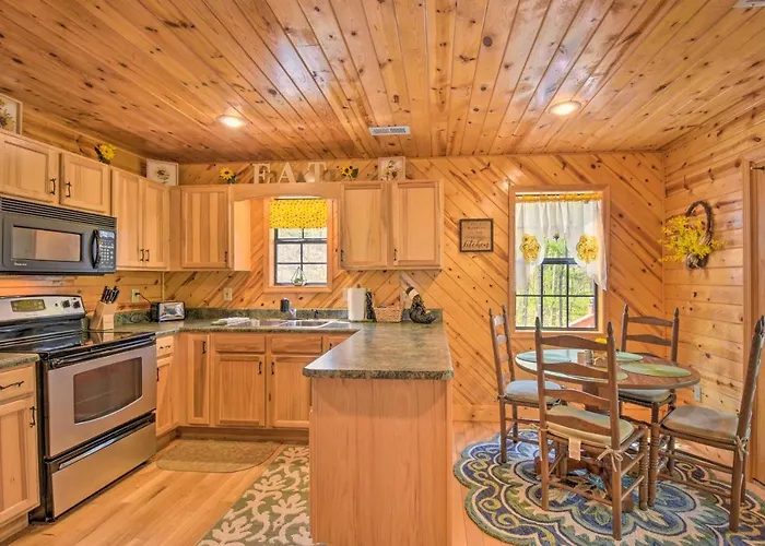 Cozy Hiawassee Cabin W/ Fire Pit & Mtn Views!