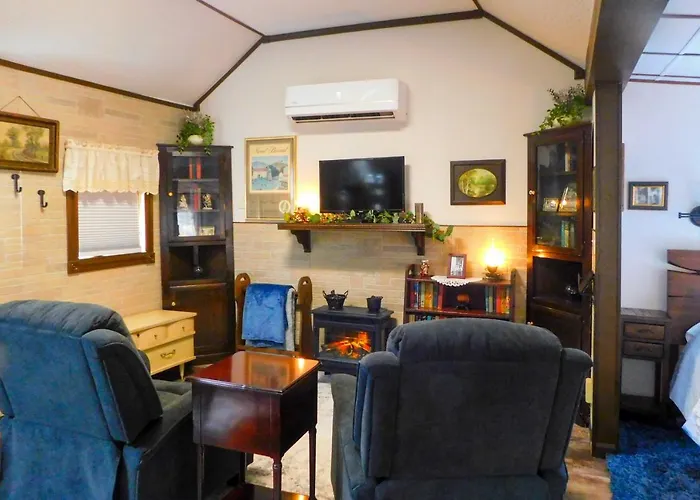 Lovely Couples Escape On Mississippi River!