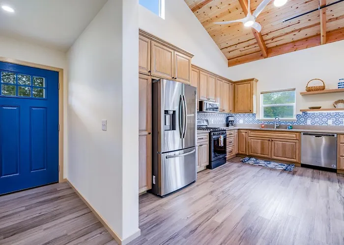 New Home- Minutes From Beach Foosball & Yard