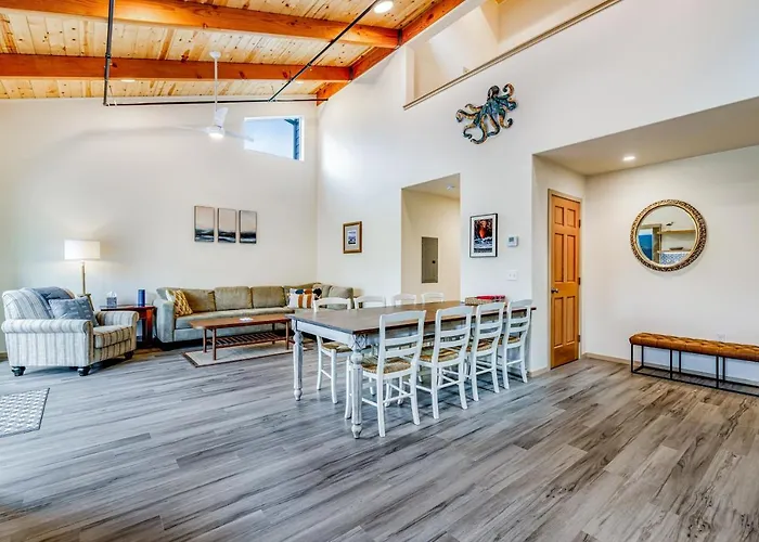 New Home- Minutes From Beach Foosball & Yard