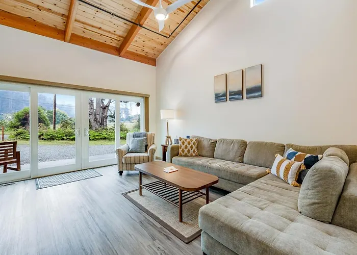 New Home- Minutes From Beach Foosball & Yard