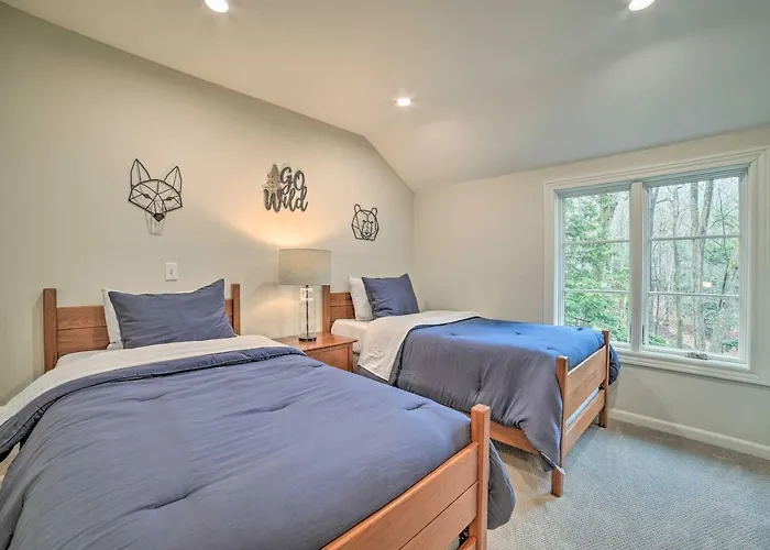 2 Mi To Tunnel Of Trees: Home W/ Furnished Deck