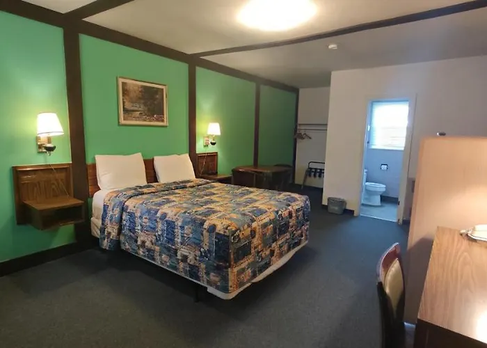 Twin Pine Motel