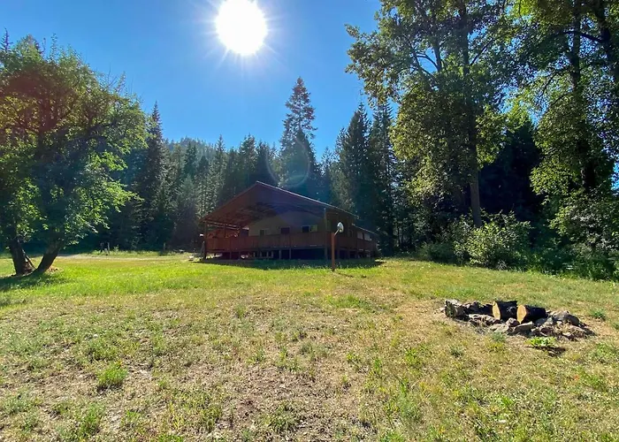 Private 2-Acre Retreat W/ Mtn Views, Walk To River