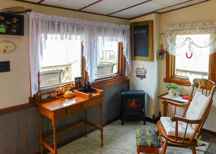 Lovely Couples Escape On Mississippi River!
