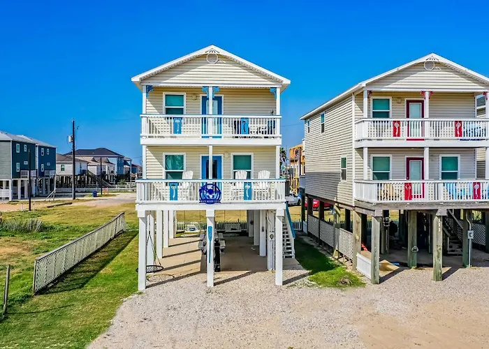 Walk To Shore & Eats: Surfside Beach House
