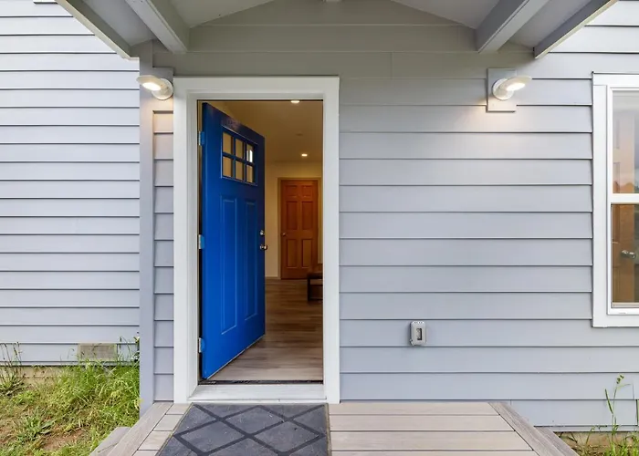 New Home- Minutes From Beach Foosball & Yard