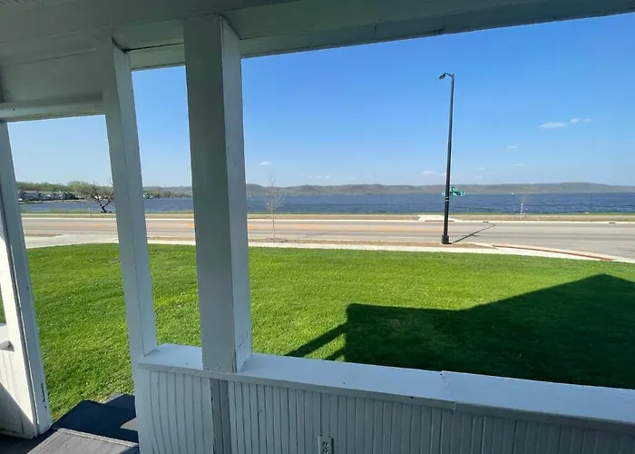 3 Bedroom House With Lake Pepin Views With Access To Shared Pool