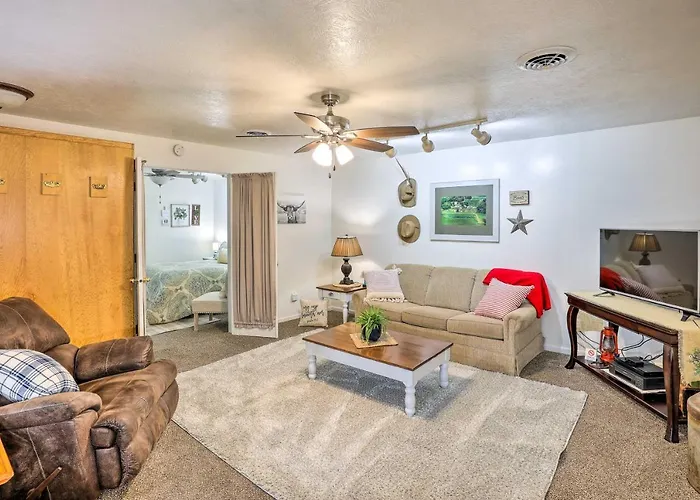 Akron Apartment W/ Balcony - Hunting Nearby!