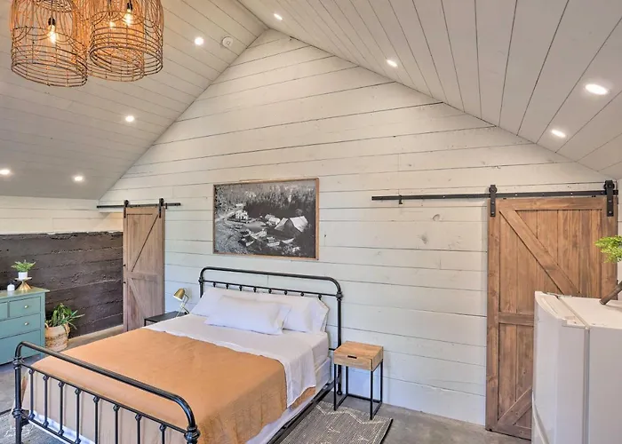 Rustic Rapid City Farmhouse W/ Mountain Views