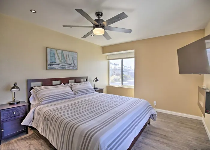 Stunning Oceanside Condo: Walk To The Beach!