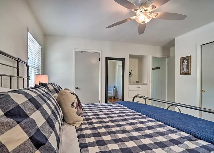 Hayesville Lake Getaway W/ Balcony & Mtn Views!