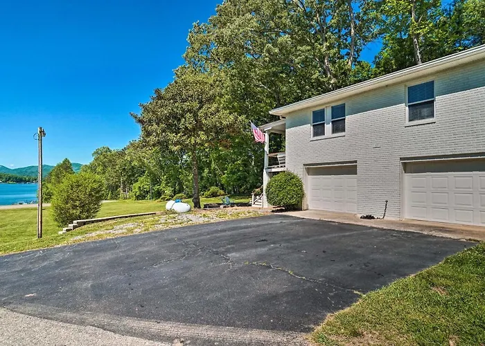 Hayesville Lake Getaway W/ Balcony & Mtn Views!