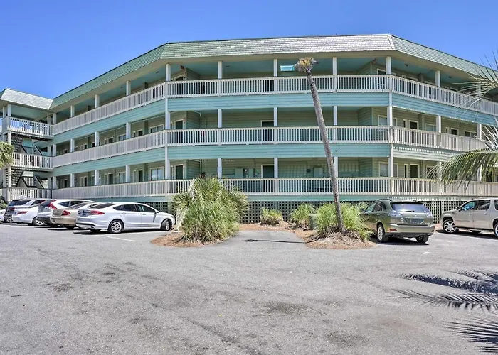 Beachfront Isle Of Palms Condo W/ Balcony & Pool!