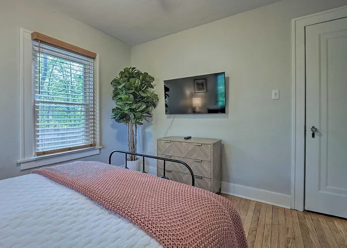 Benton Harbor 'Gracie Cottage' W/ Hot Tub + Yard!