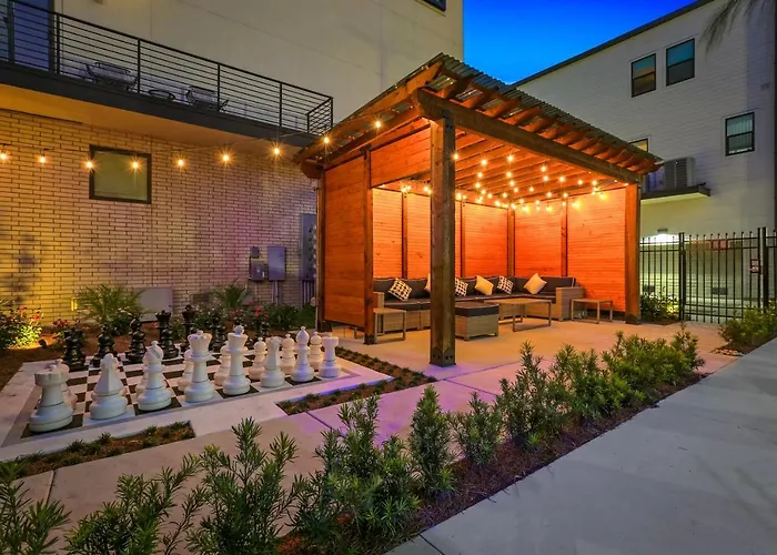 Modern 4Br Townhouse In Bienville Villas