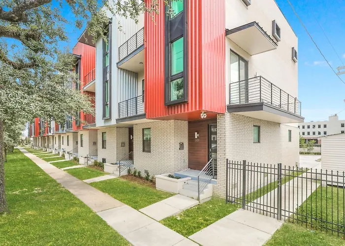 Modern 4Br Townhouse In Bienville Villas