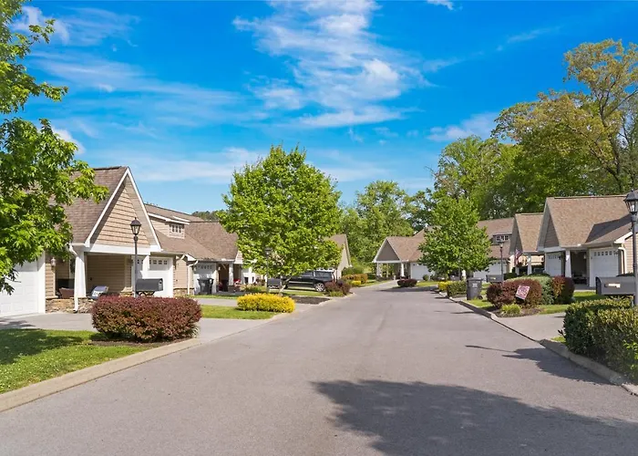 Luxe Quiet Townhouse W/Parking/Pool/By Dollywood