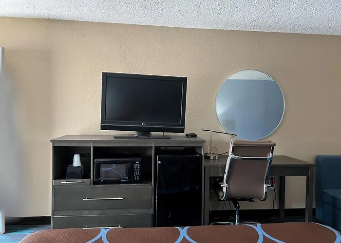 Super 8 By Wyndham Newport News