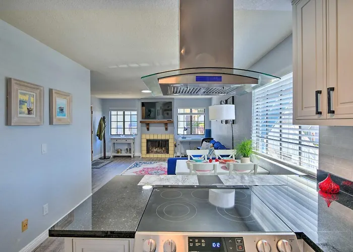 Breezy Monterey Apt: Walk To Downtown & Beach