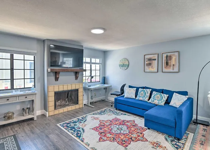Breezy Monterey Apt: Walk To Downtown & Beach