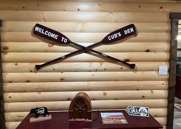 Cubs Den - Hot Tub- Walk To Lake- Fire Pit - Kayaks
