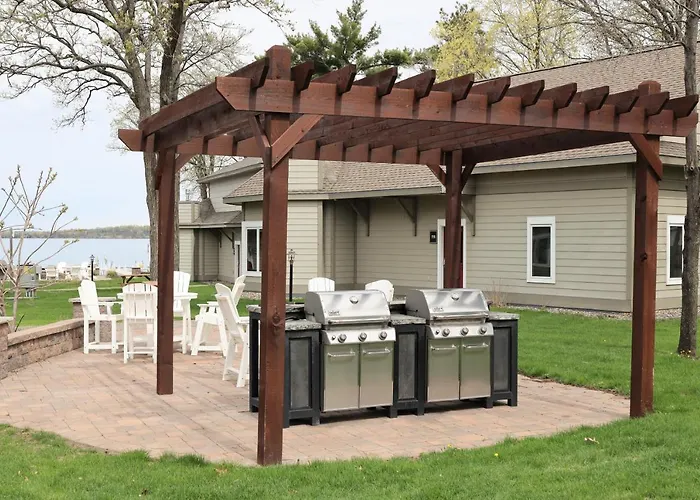 Lakeside Gull Lake Condo, Playground, Firepit, Boat Rentals