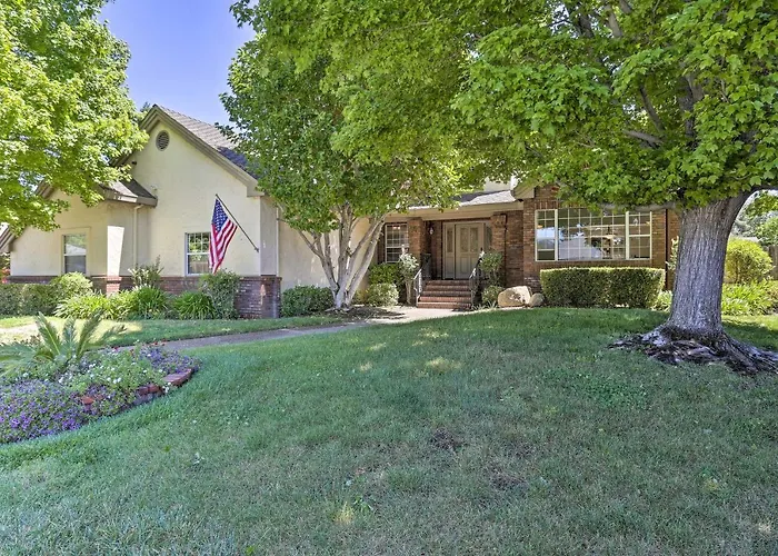 Redding Getaway W/ Hot Tub & Outdoor Kitchen!