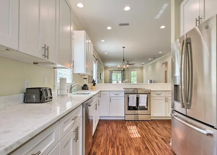 2 Mi To Dauphin St! Charming Home In Mobile