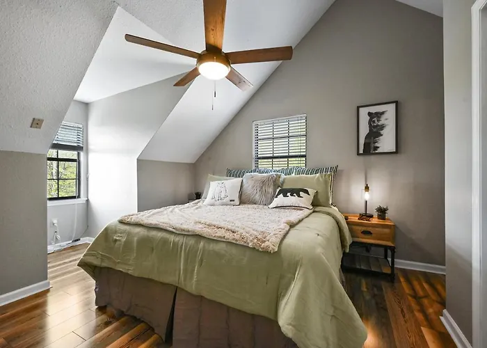 Pet-Friendly Smoky Mountain Cabin With Hot Tub, Privacy & Amazing Views